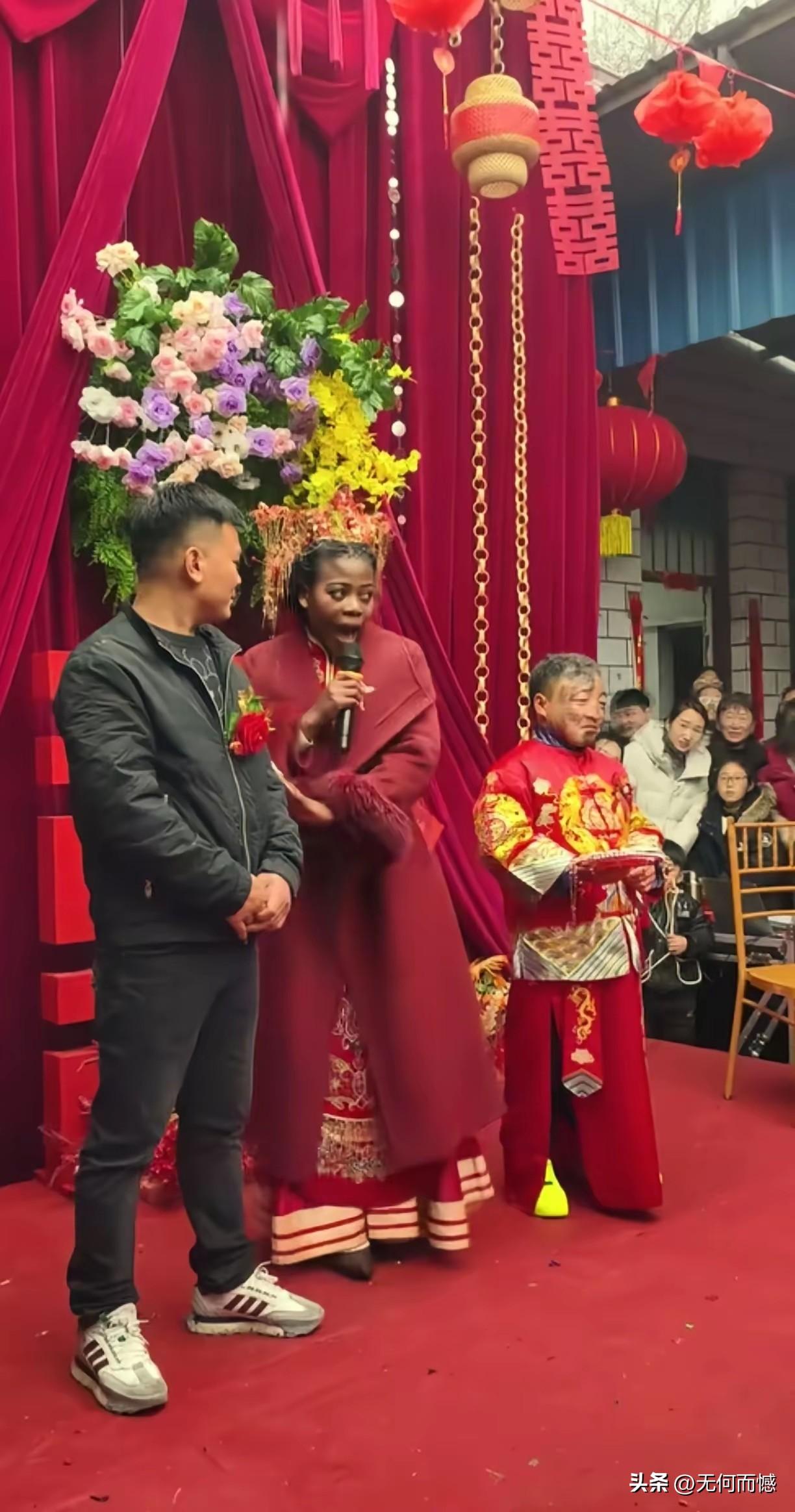 这几张结婚典礼照片，看起来非常的有意思，因为很多人在看到第一眼的时候，都以为这个