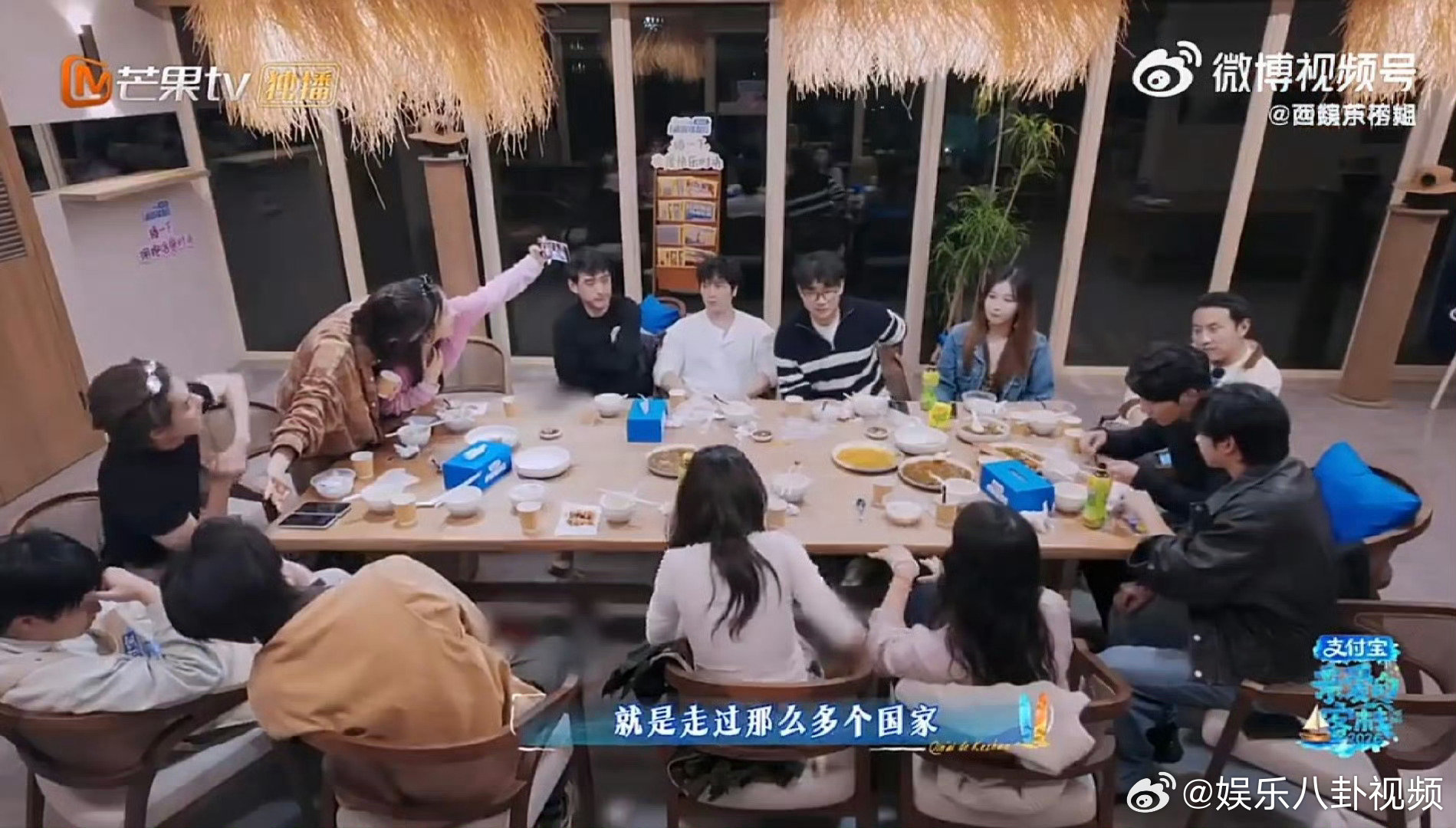 王鹤棣偷拍吴泽林睡觉 亲爱的客栈 谁还没被《亲爱的客栈》里的氛围治愈到？王鹤棣偷