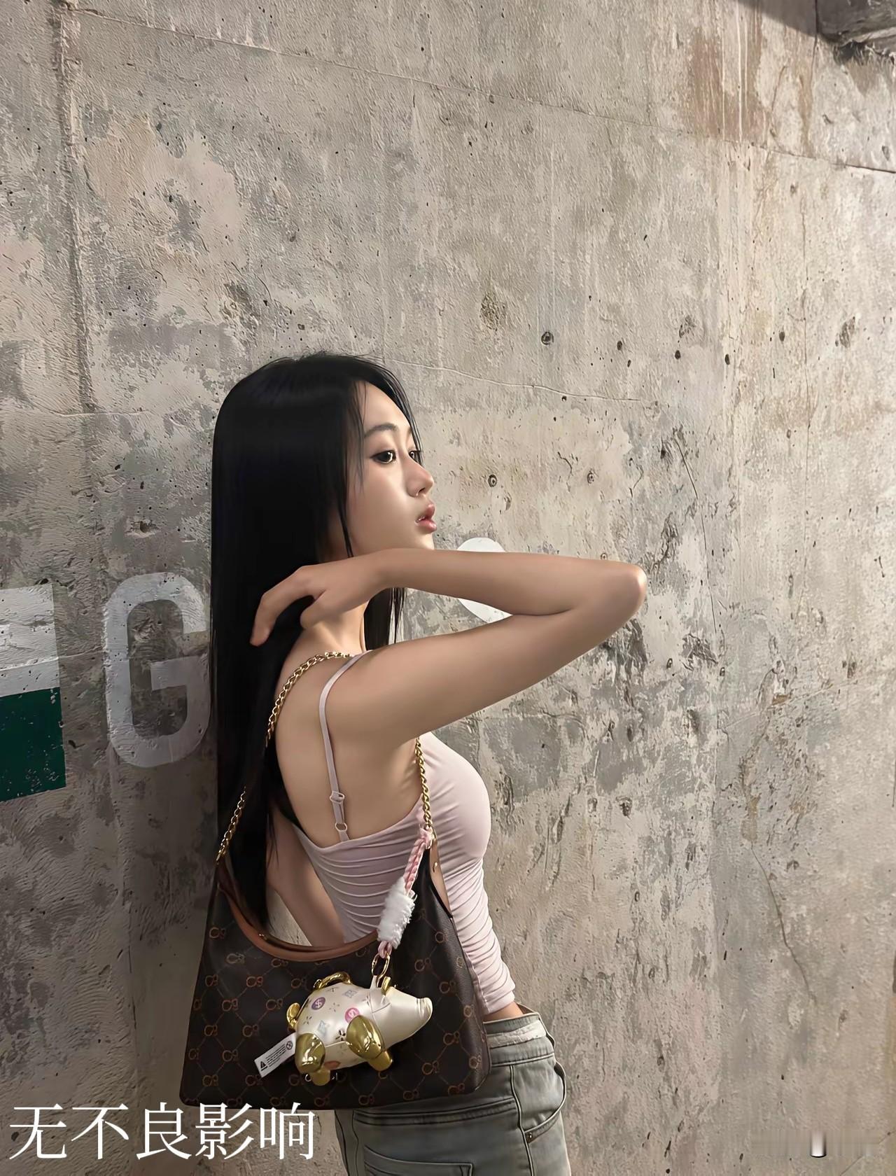 冷感长发女生靠着墙面，自带疏离又迷人的气质。
忍不住想问一句，如果她惹你生气，你