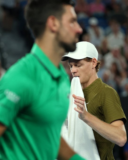 当德约科维奇扳回了第二盘时，我首页上的两位博主，都在帖子中用到了“感动”。看来，