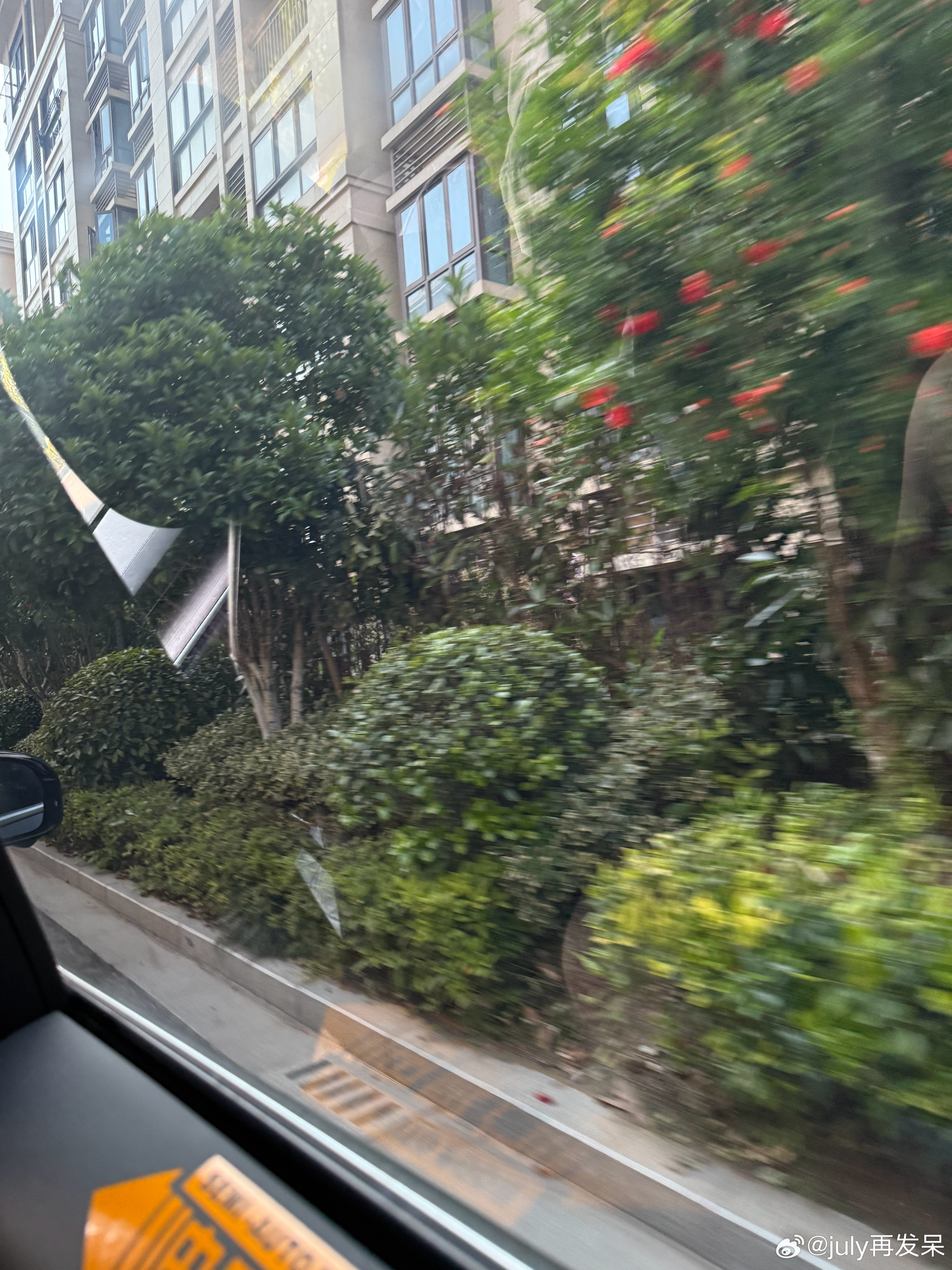 开始出差～理想这个小象灰行李箱正合适[二哈][二哈]去看好东西咯有理想就出发理想
