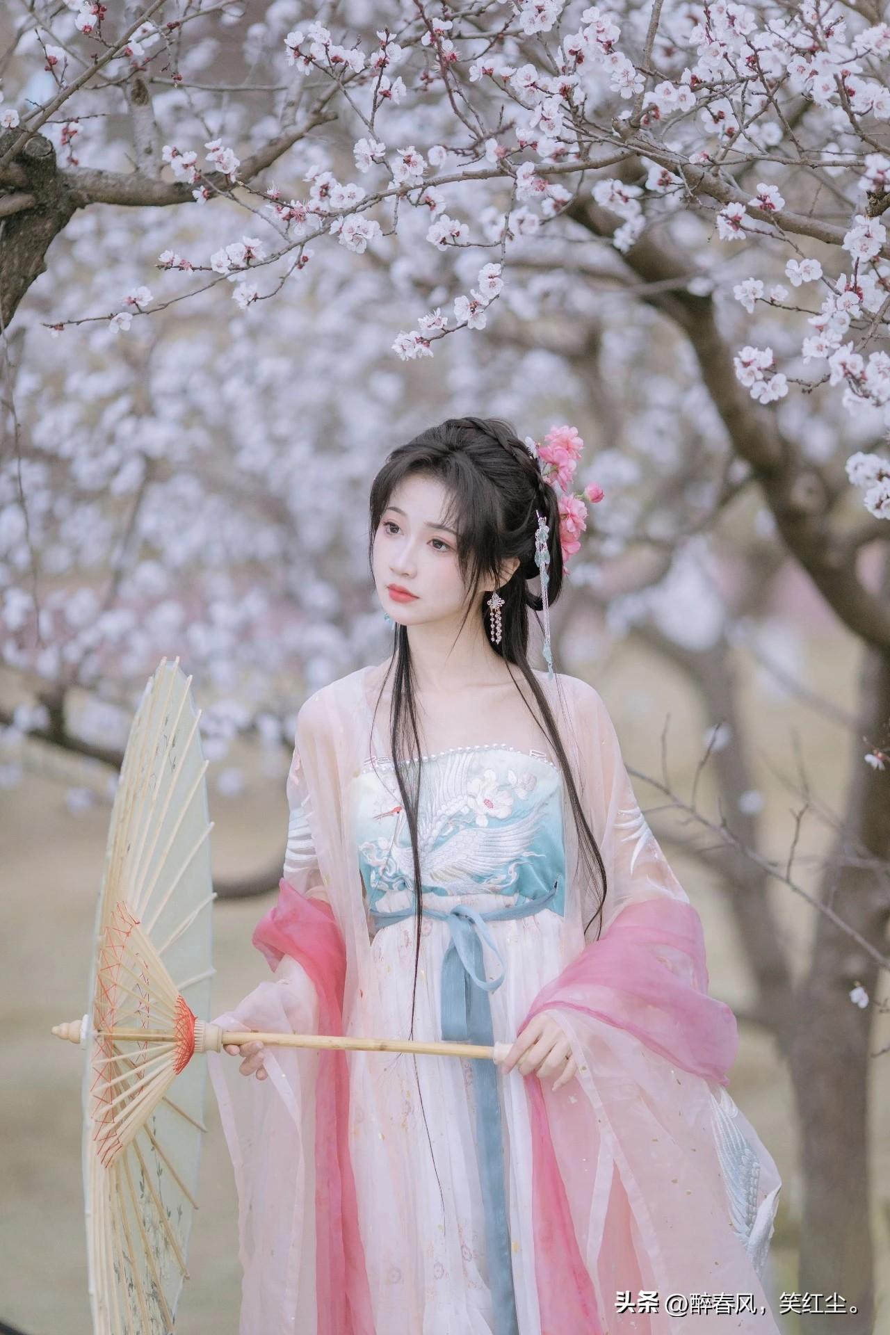 一位穿着古装的小姐在花树下。女古装美女 庭园美人照 花园古装美女
