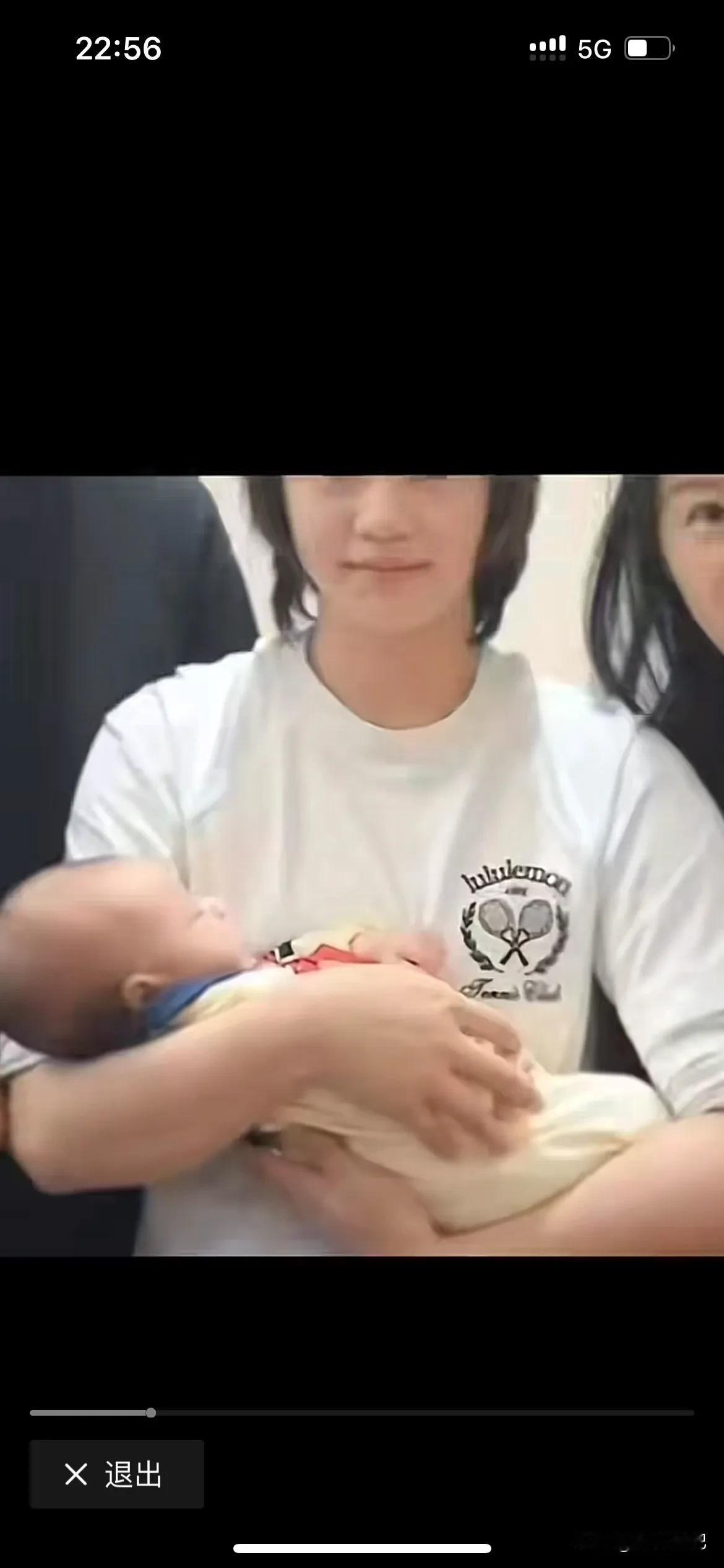 吓死人了，以为全红婵已经当妈妈了，看看她抱小孩子的姿势，有模有样的，原来只是一场