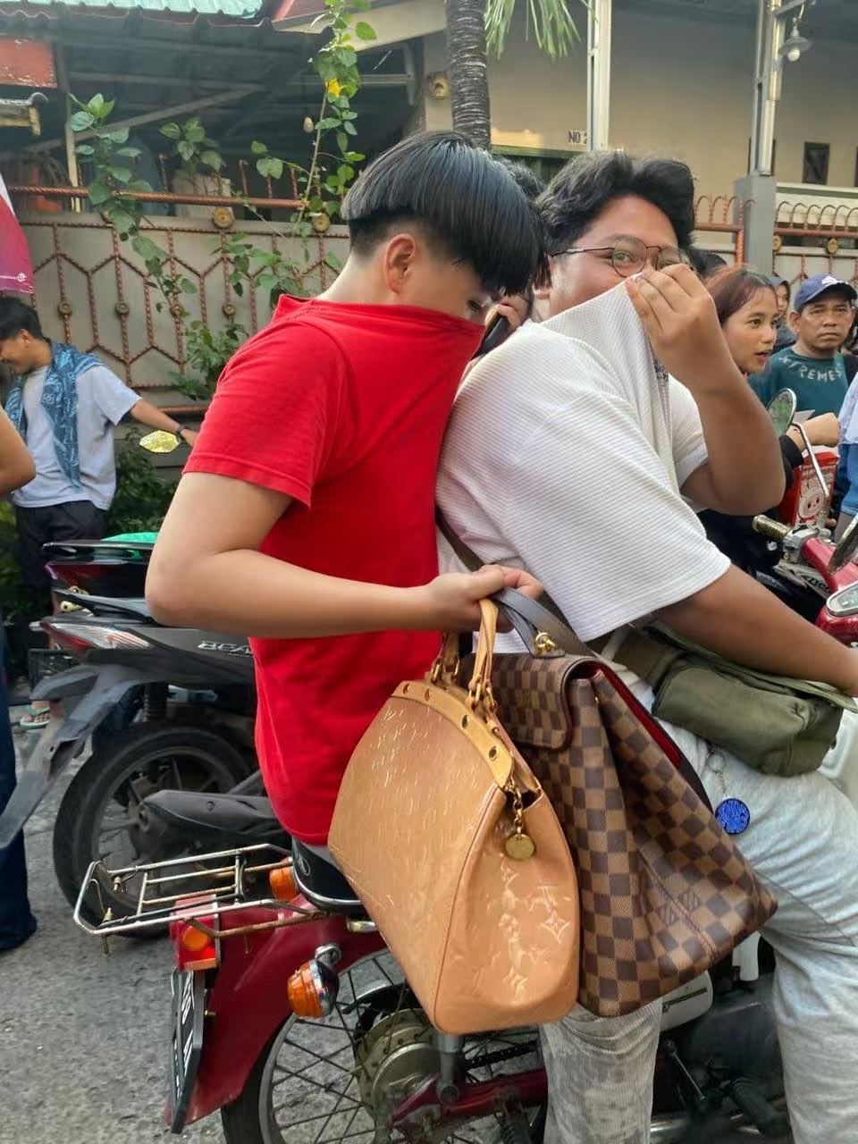 印尼暴乱骑手被警车撞死印尼为什么突然暴乱印尼暴乱 印尼粉丝群里分享信息，当地很多