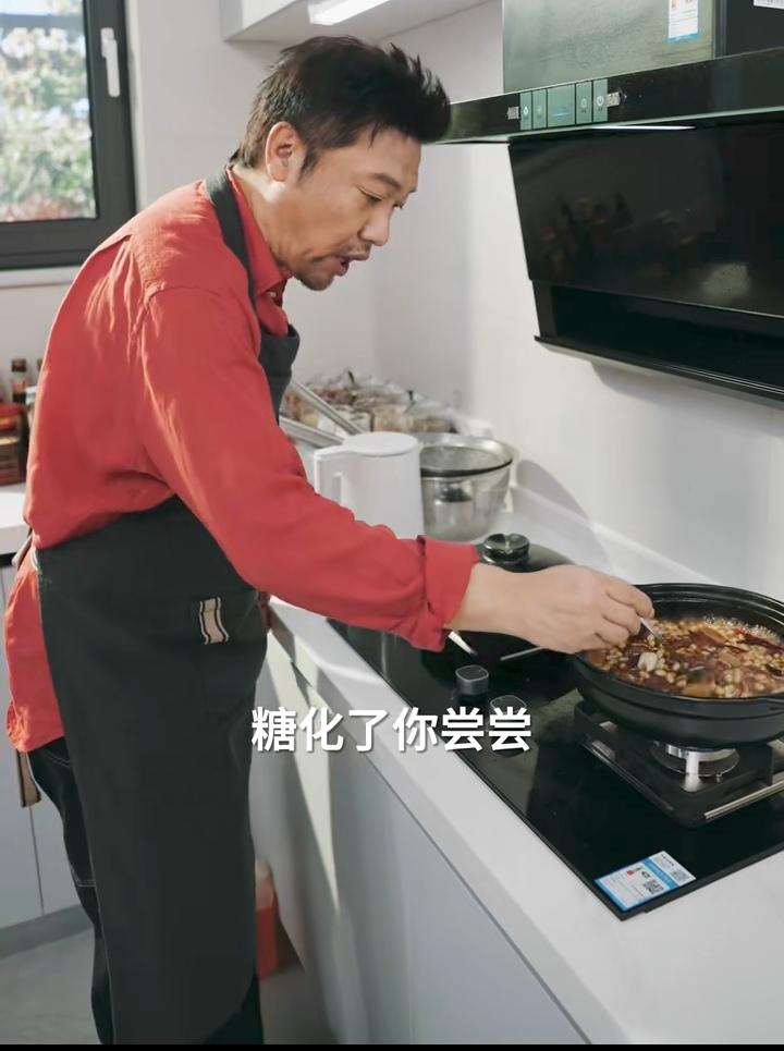 贾冰根据网友的呼声制作了综艺里超级下饭的黄豆炖猪耳朵，结果他在放糖了以后，就用勺