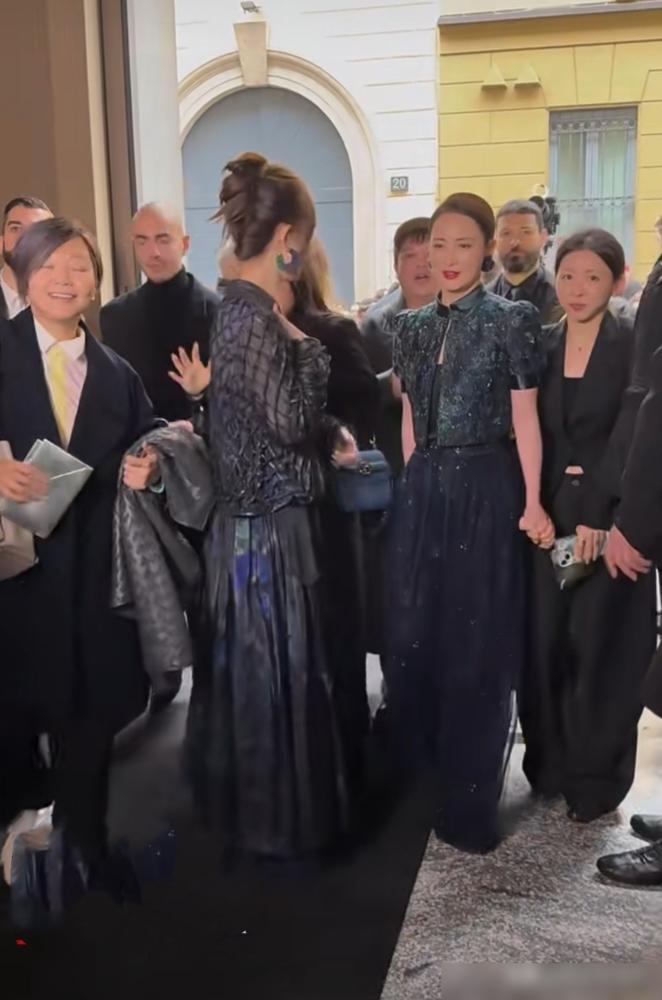 蒋勤勤米兰时装周脚下慢半拍，网上那点“靠老公”的调调，听着就来气。
 
机场陈建