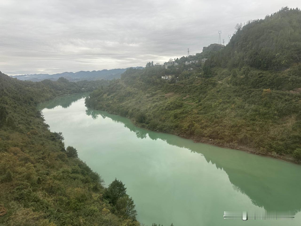 渝怀铁路的绿皮火车，窗外的黔江阿蓬江和濯水古镇，即使阴天，风景也很好看，碧水青山