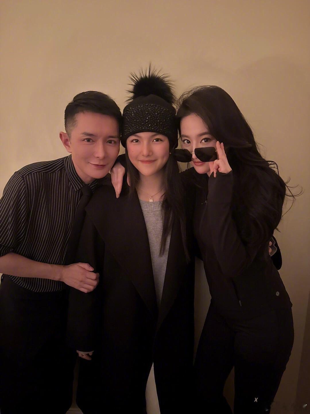 李湘晒女儿和刘亦菲李现刘冲合照手上这颗钻石💎   我买冰糖都不敢买这么大颗 