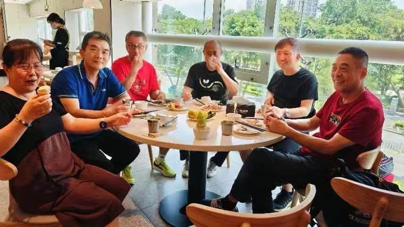 七律· 约友聚餐
文/理想
约友同餐亦未迟，云霞寄韵黄昏时。
一杯清酒迎丹面，几