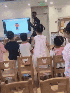 在网络上看到一位家长发布的视频：说是学校里的幼师是个嘿人，把孩子吓坏了，孩子对自