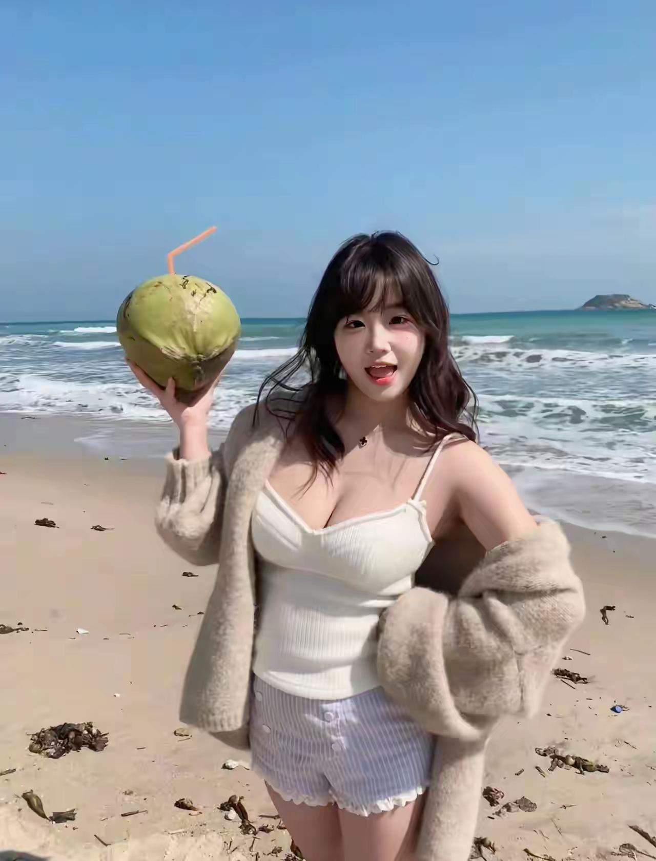 海边的度假穿搭，清爽椰汁，夏日必备！🌞🥥