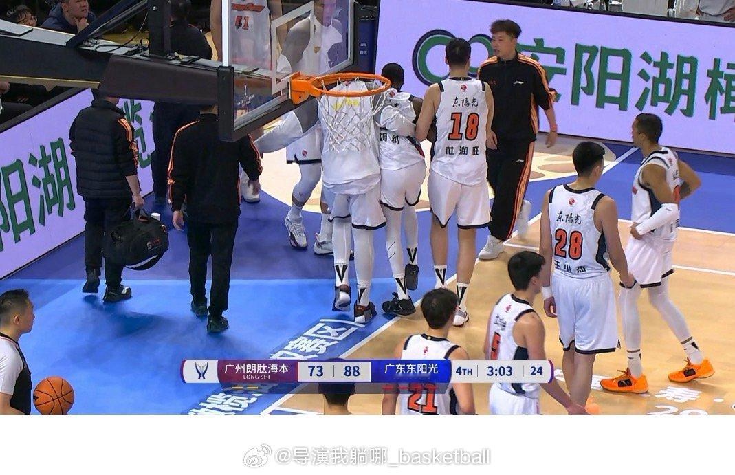 萨姆纳今天上演广东宏远首秀拿到15分3篮板3助攻，在第四节末端因伤退场，但是问题
