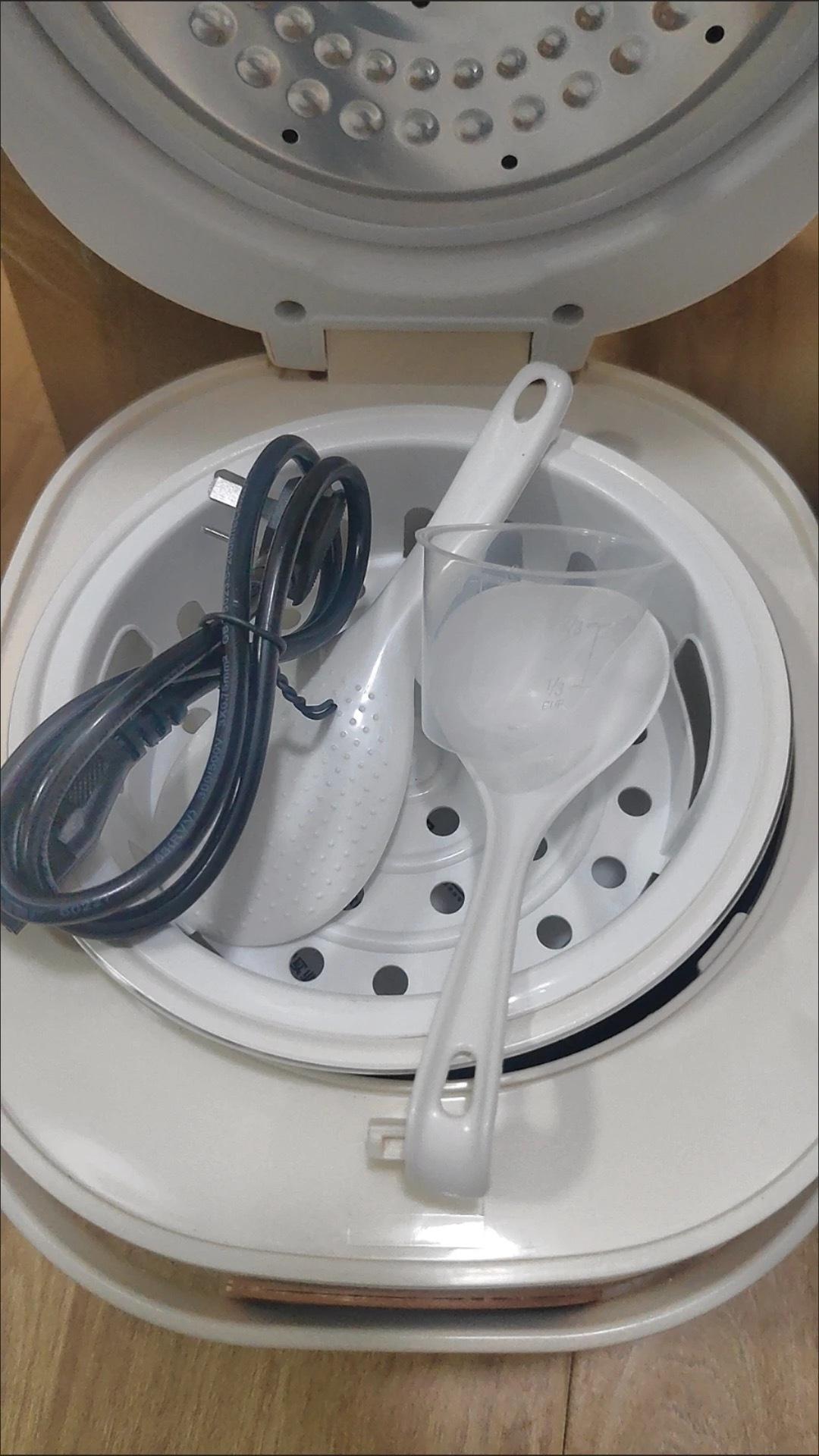 女孩过生日，男朋友送个几十块的电饭锅，女孩很失望。求助网友，问要不要分手。其实不