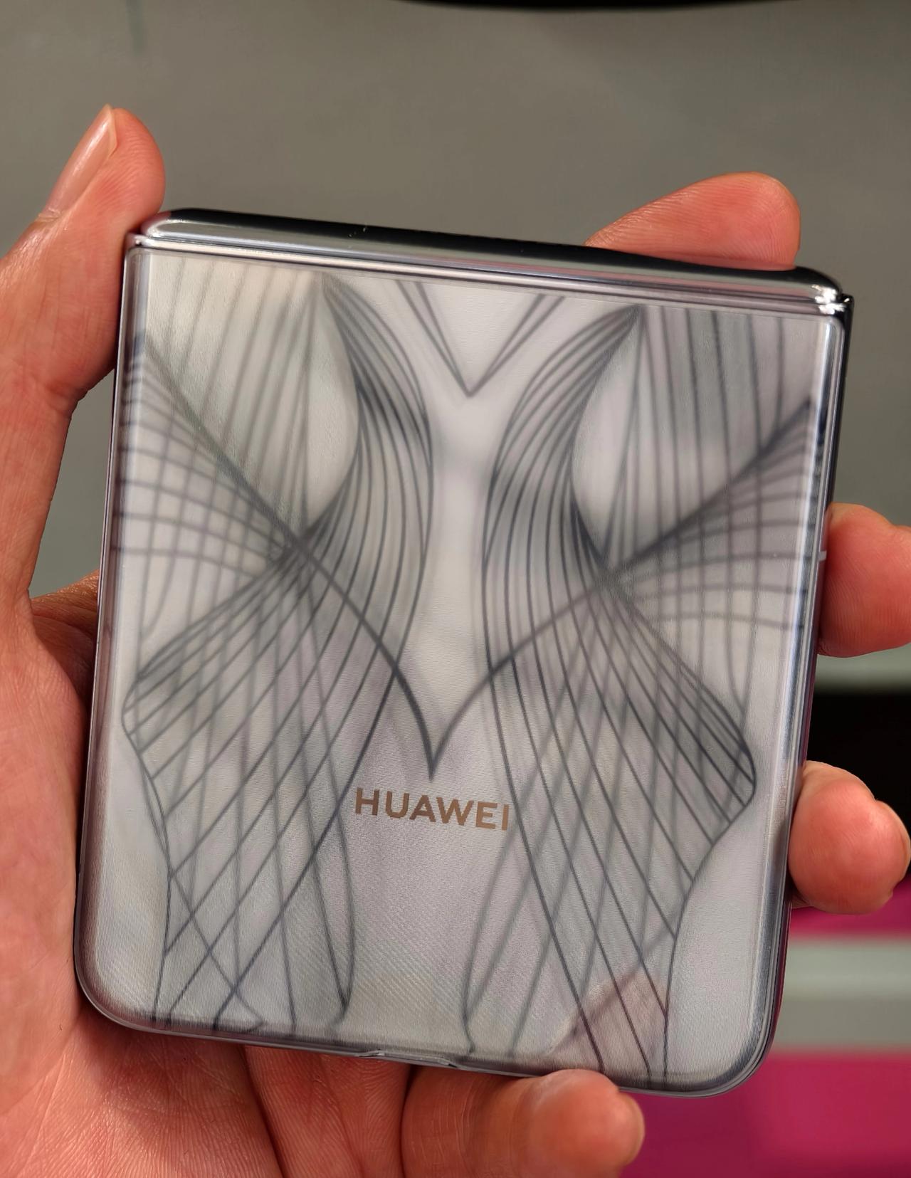 能把小折叠做成时尚单品的厂商不多，国内华子可以说是第一把椅子，而且经验丰富，甚至