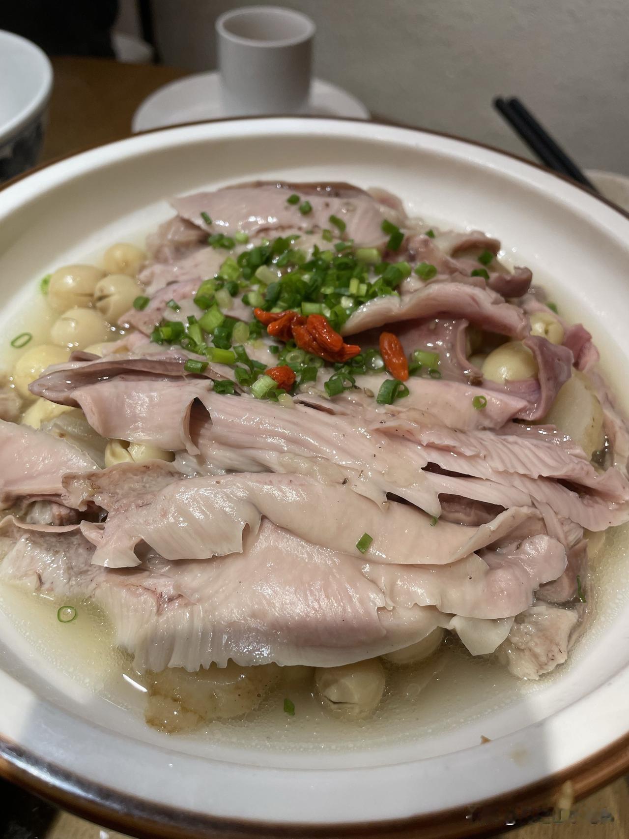吃饭🍚肯定是细嚼慢咽好吃饭该细嚼慢咽还是该干净利落？我认为细嚼慢咽。
@豆包 