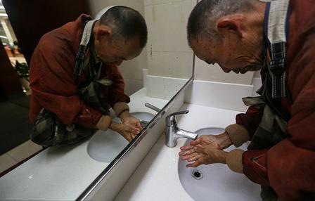 让人动容！杭州被众人投诉的邋遢流浪汉，竟是浙大高材生韦思浩！1999 年正式退休