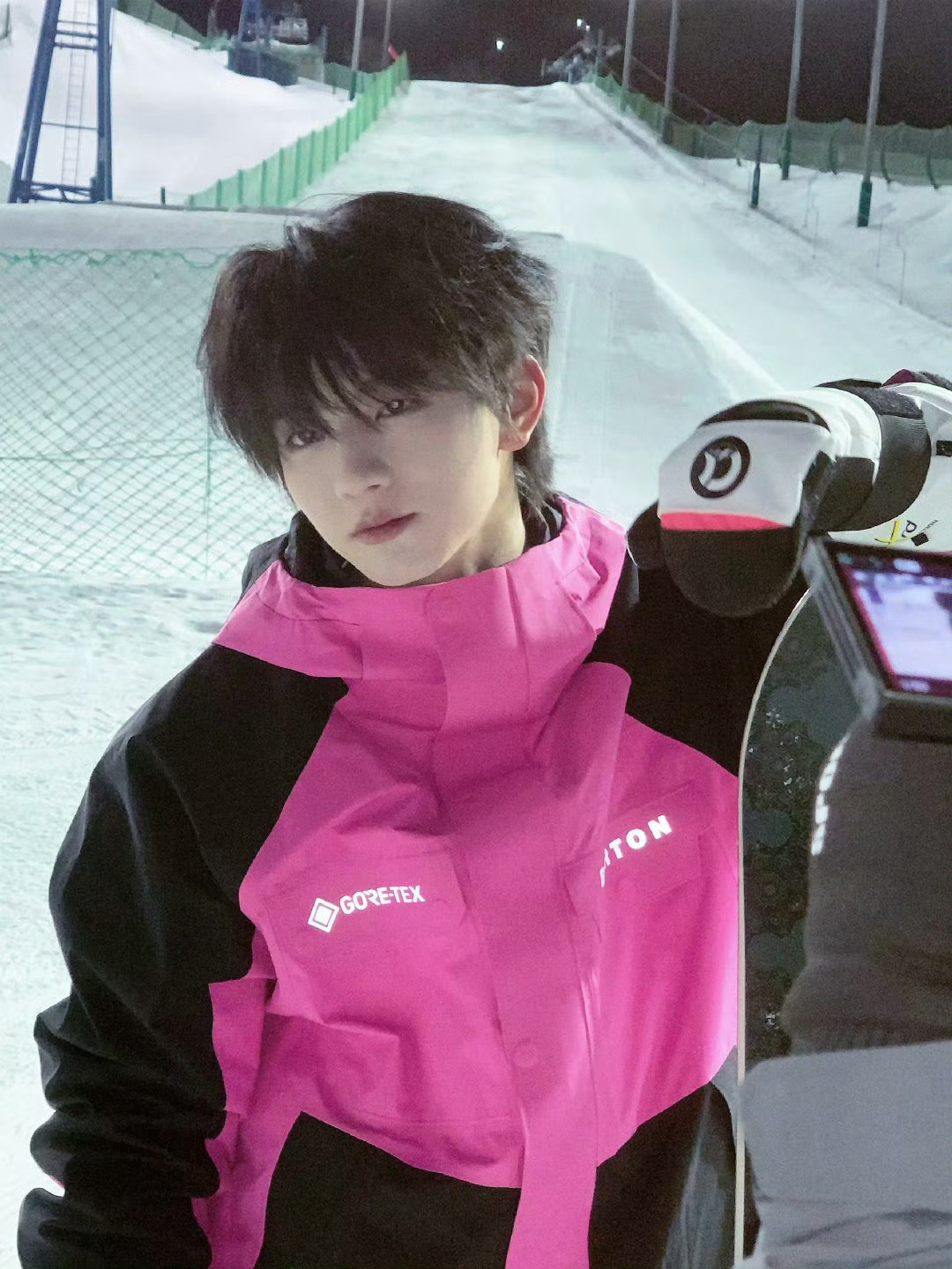 穆祉丞滑雪营业照 