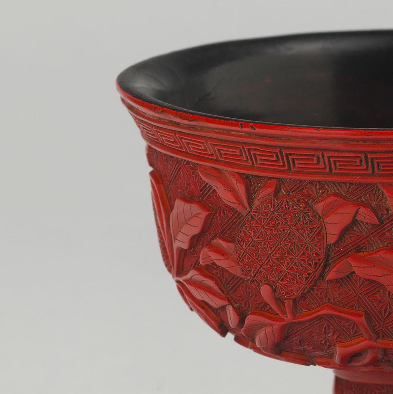 髹饰录 | 明十五/十六世纪 剔红荔枝纹高足杯尺寸：H. 9.0 cm; dia