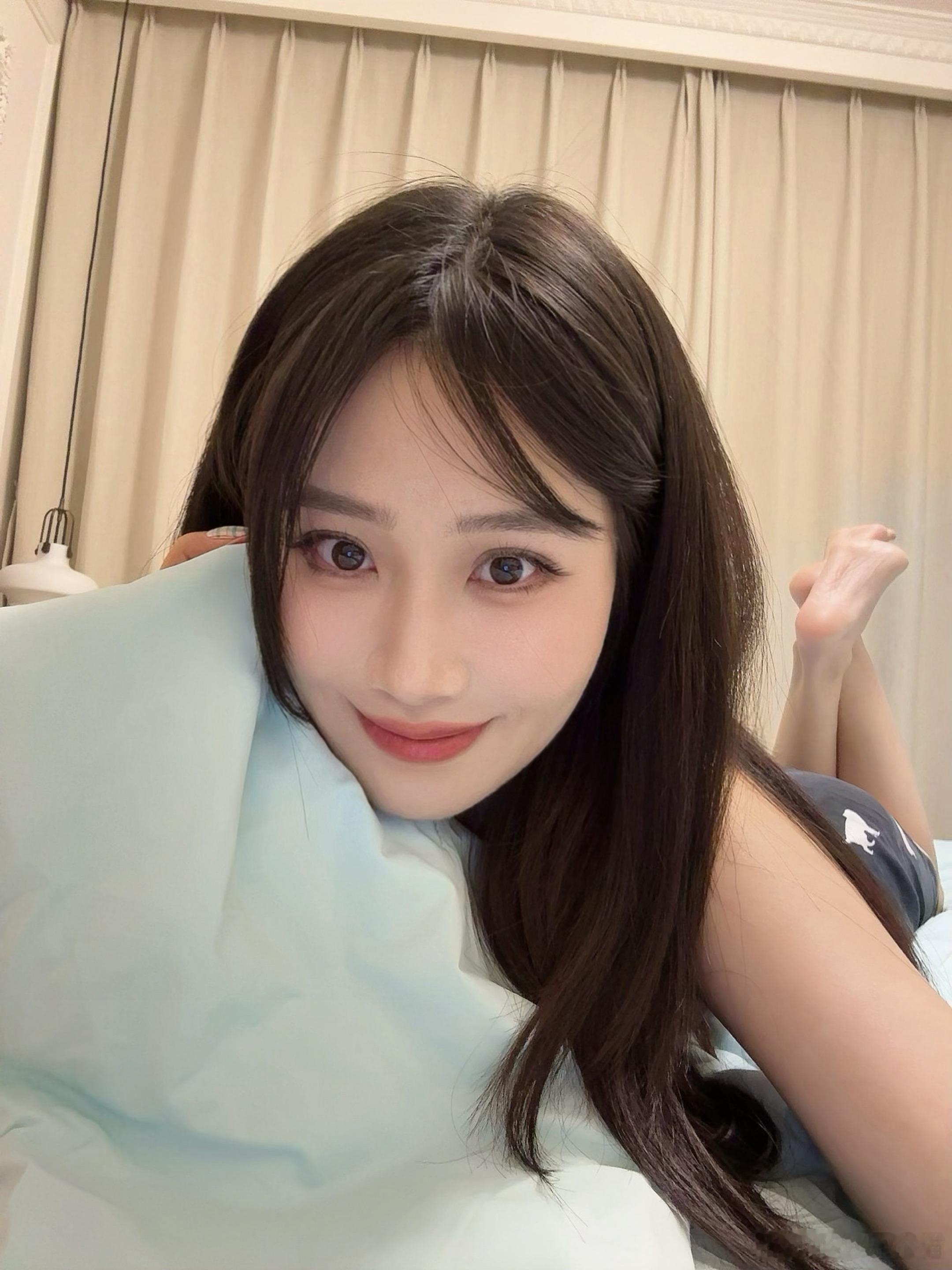 夏天终于到啦！咚子可找到好东西了，就是这条小冰被！滑溜溜的自带凉感好舒服[兔子]
