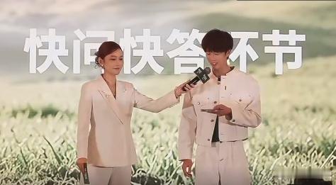 林高远一边颠球一边答题 主持人的问题一个接一个，他手里的球一个没掉。被问到训练时