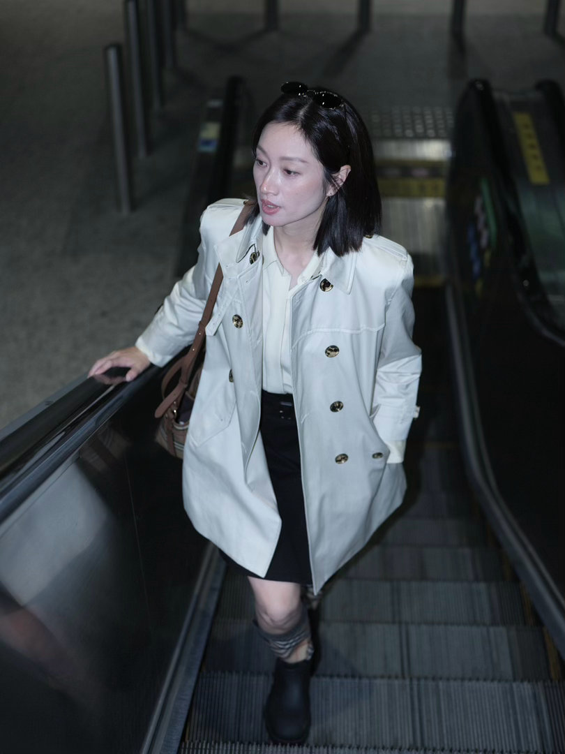沈佳妮赴戛纳 远赴山海，奔赴戛纳之约。沈佳妮携电影《无名女孩》出发戛纳，机场随性