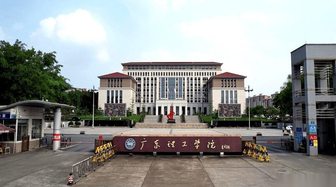 砸了三十万，读了个听起来狂拽酷炫的“机器人工程”专业。
结果呢？
毕业一年，这“