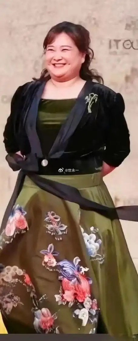 贾玲现身巴黎，身材很苗条。让人感慨过去的她，已经一去不复返了，犹记得她之前的样子