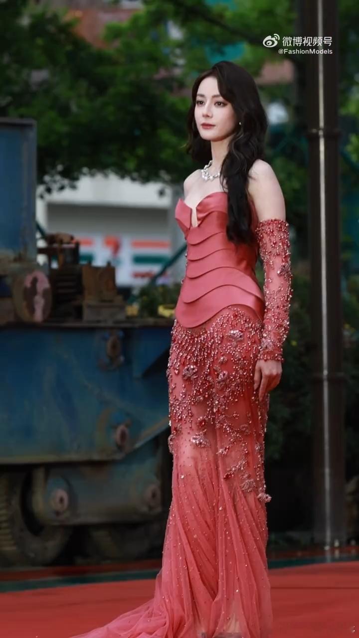 迪丽热巴影视之夜造型迪丽热巴玫粉高定迪丽热巴影视之夜造型好好看 