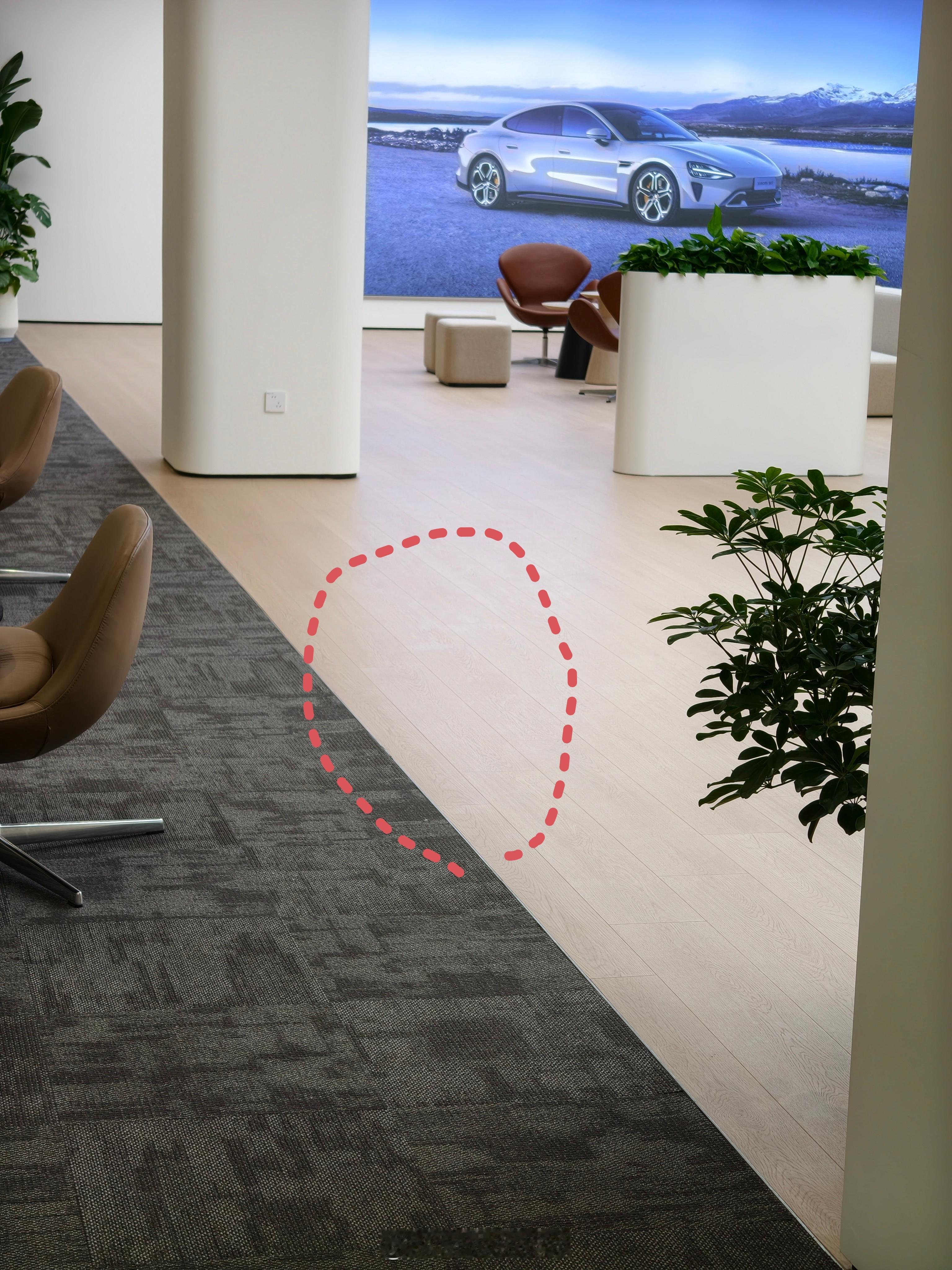 哈哈哈，我发现新开的小米浦东交付中心，二楼交付接待处这个位置，地板是鼓的，一踩就