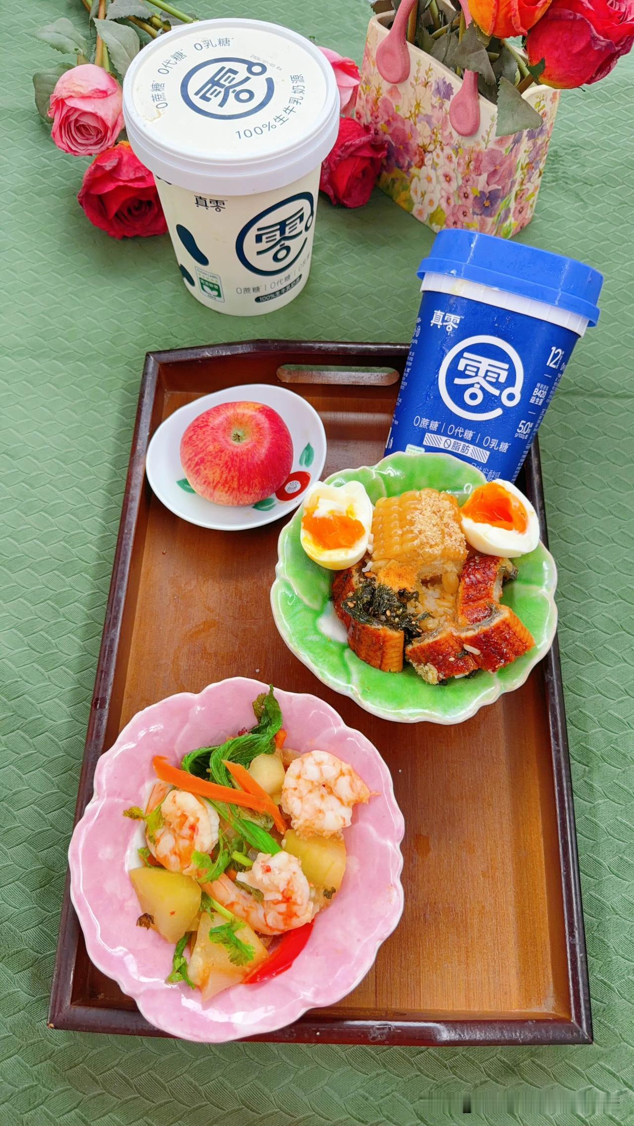 五常稻花香大米饭，一小口玉米小麦胚芽，拌海苔肉松。蒲烧鳗鱼鸡蛋，青岛大虾烧冬瓜等