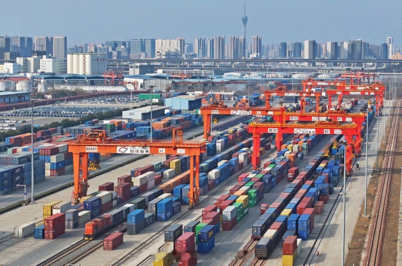 国铁头条【中欧班列开行突破13万列】2026年5月9日10时，随着开往德国汉堡的