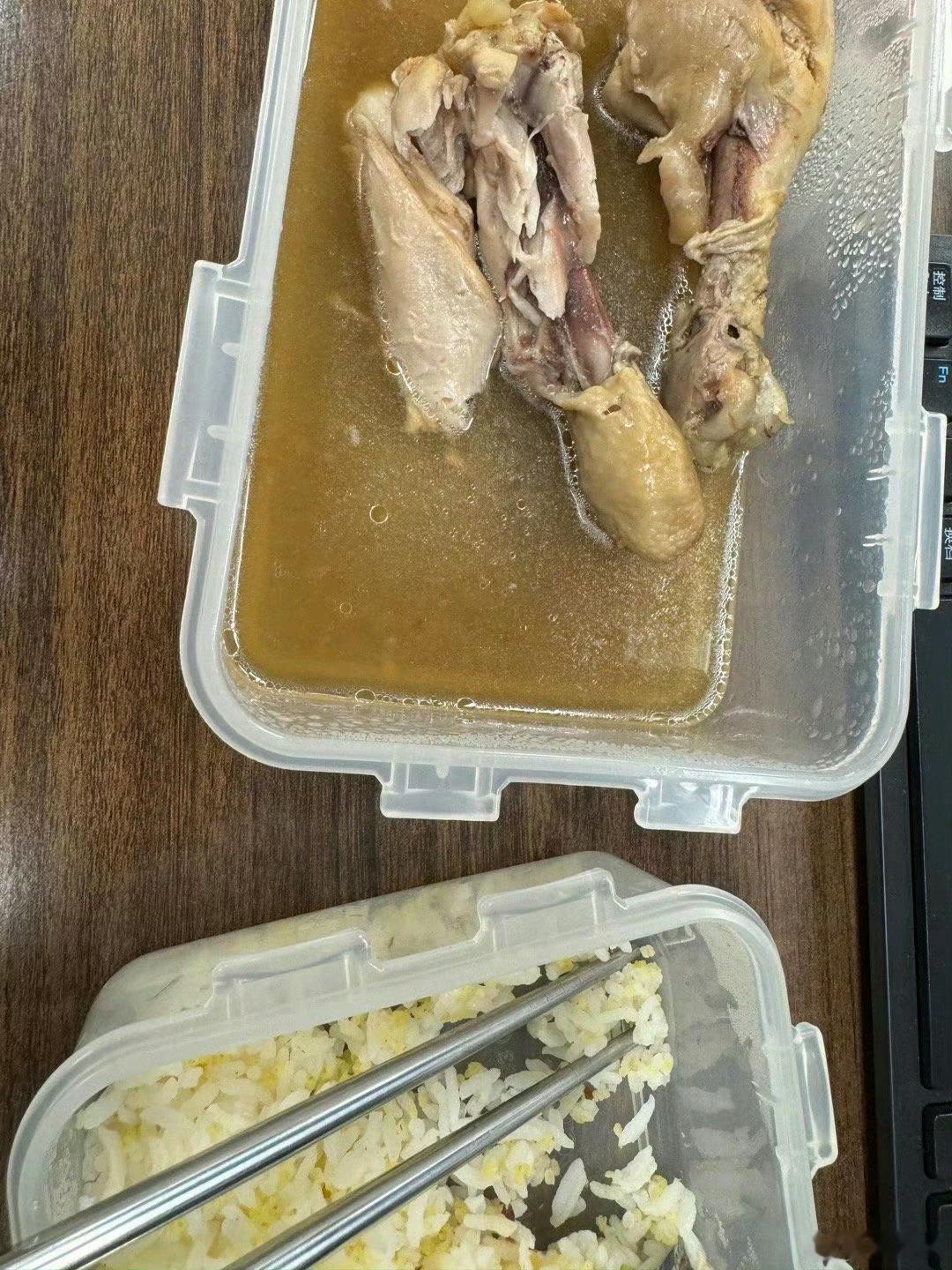 带了一个月妈妈做的饭，太难吃了情绪崩溃 ​​​