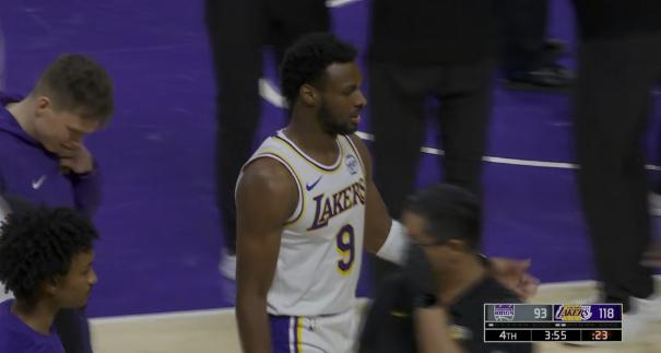 湖人新星布朗尼真是让人眼前一亮！在今天湖人主场以128：104轻取国王的比赛中，