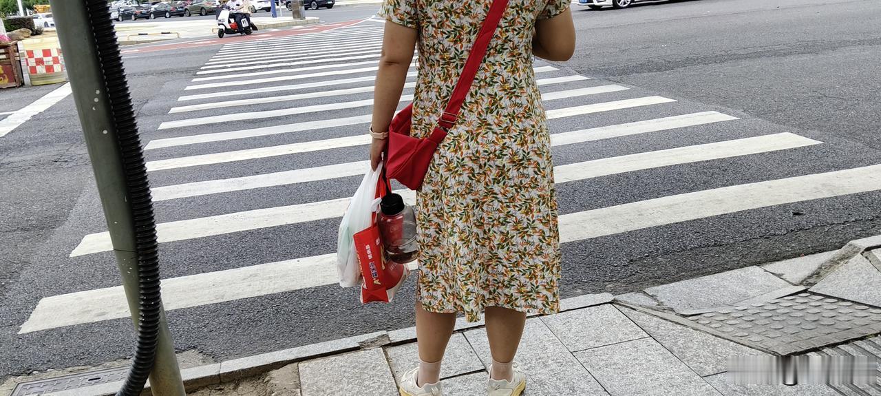 我在2024年3月份，因为底裤上突然出现了褐色的物质，晨起小便时回头一看发现马桶