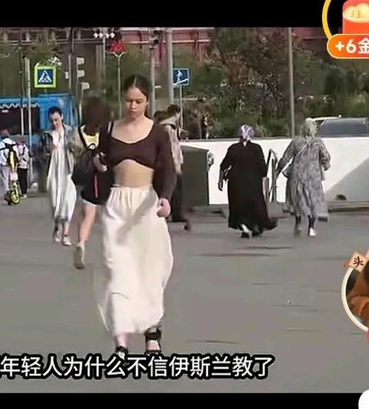 画面上几位女性服饰区别可真大！[呲牙][捂脸]