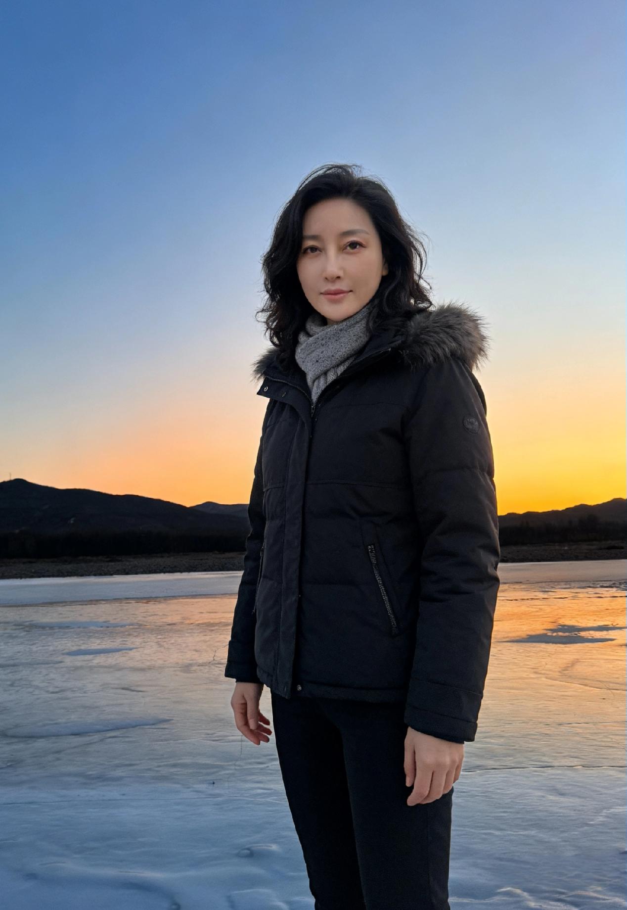 冰镜开寒野，残阳染远汀。
霜凝千树白，霞散半天青。
捧颊情尚温，临风思仍醒。
徘