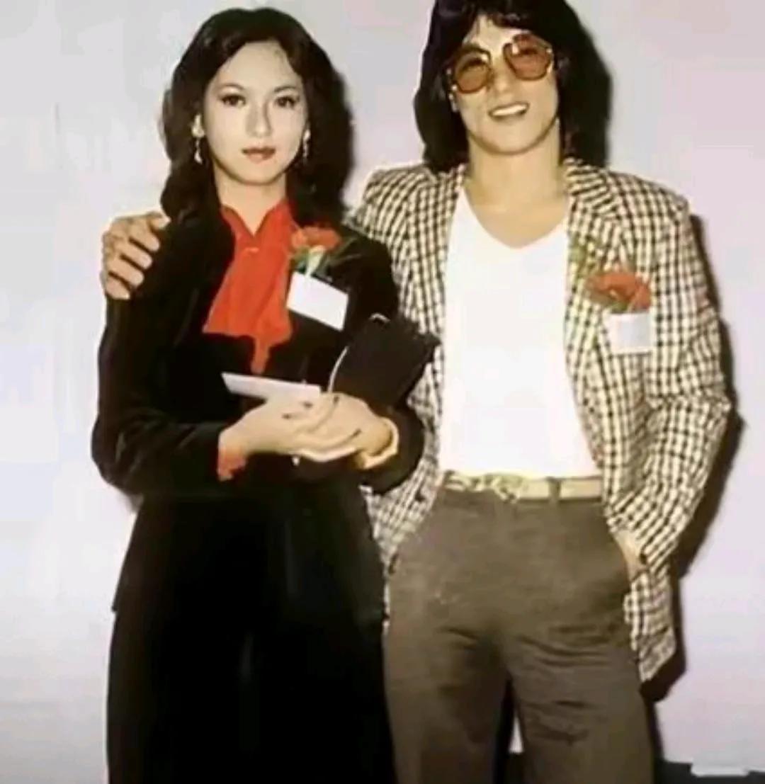 成龙赵雅芝昔日同框，青春无敌，岁月如歌！当年大哥一头长发个性张扬，穿西装戴墨镜，