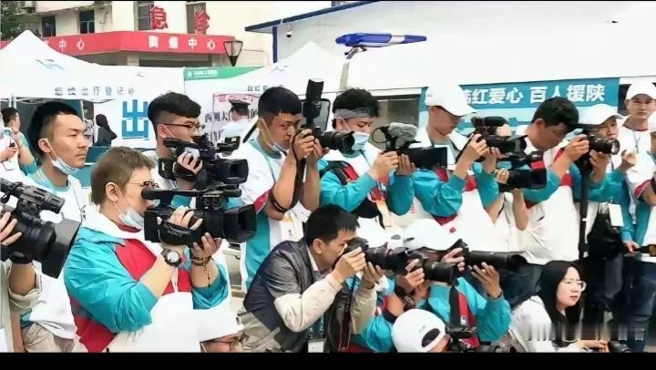 慈善搞得声势浩大，属实有点本末倒置
 
一批人组团去内蒙古做慈善，队伍浩浩荡荡百