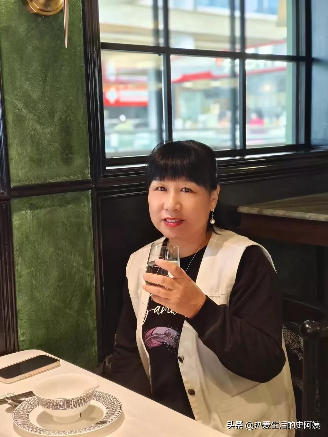 人到了五六十岁，手里还是得存些钱，最少得存50万，如果你得了病，这些钱可以救命，