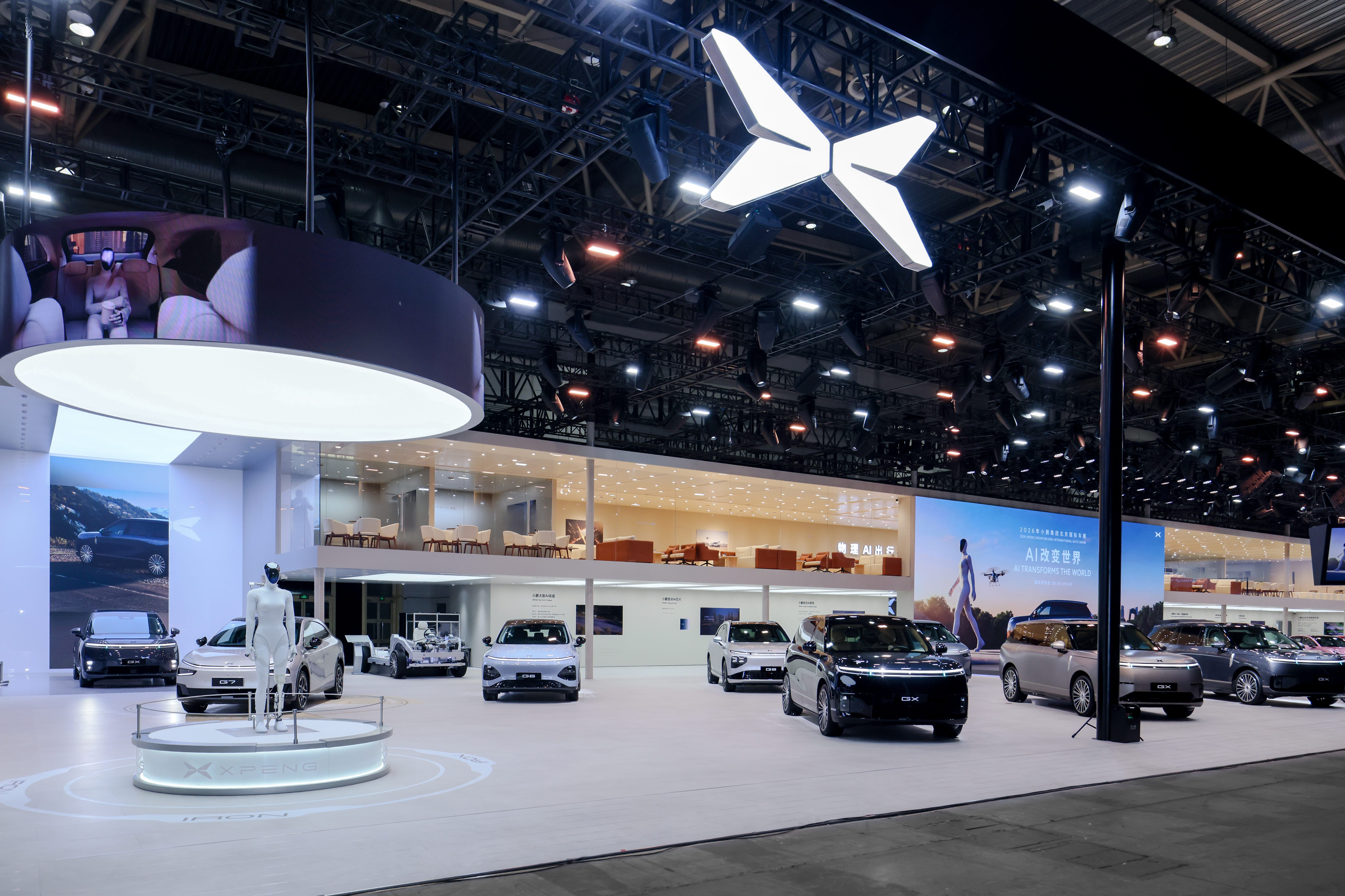 北京车展，小鹏的展台很有意思。汽车、飞行汽车、机器人——三个东西放在一起。小鹏已