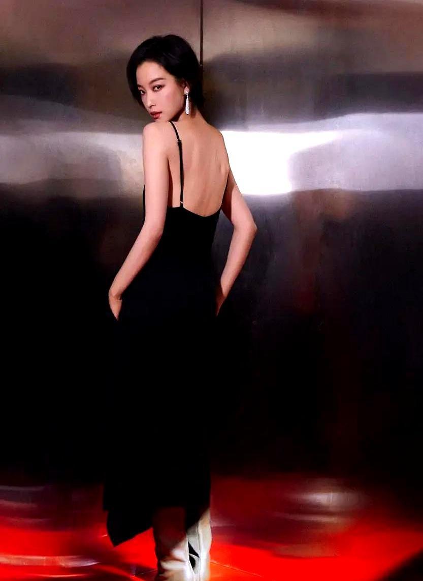 深V裙+过膝靴，腿直接拉长10厘米
 
倪妮把这套穿成红毯杀器。吊带裙开到腰，靴