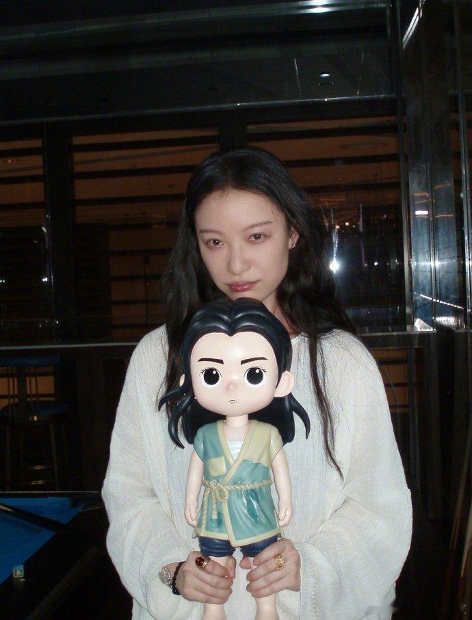 倪妮37岁生日发文倪妮生日晒照倪妮分享美好，抱着角色Q版人偶，站在超精致的生日蛋