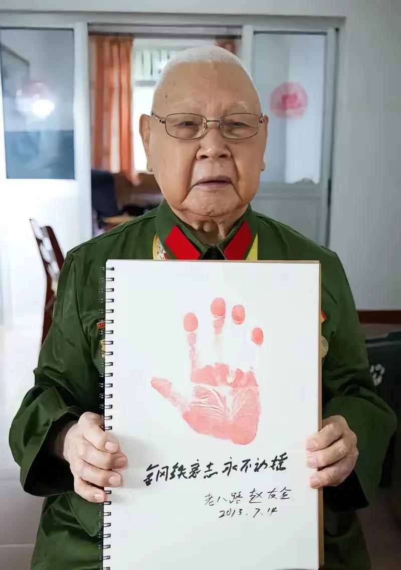 1945年，八路军在公路上伏击日军，排长见日军人数太多，就下令撤退，谁知一个小战