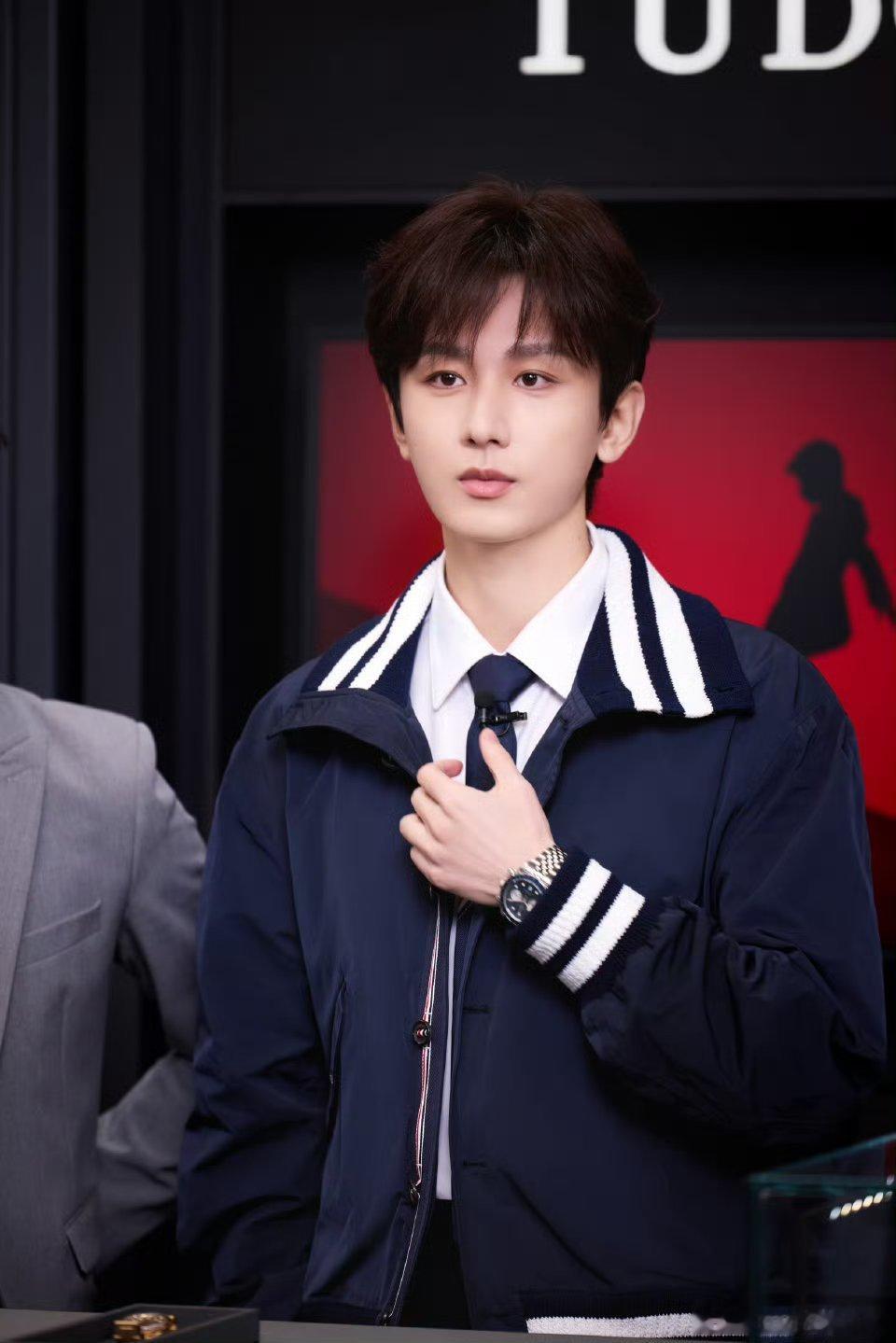 I成毅两京十五日cy成毅朱瞻基我正开着灯玩手机，忽然觉得周围都暗了下来，原来是手