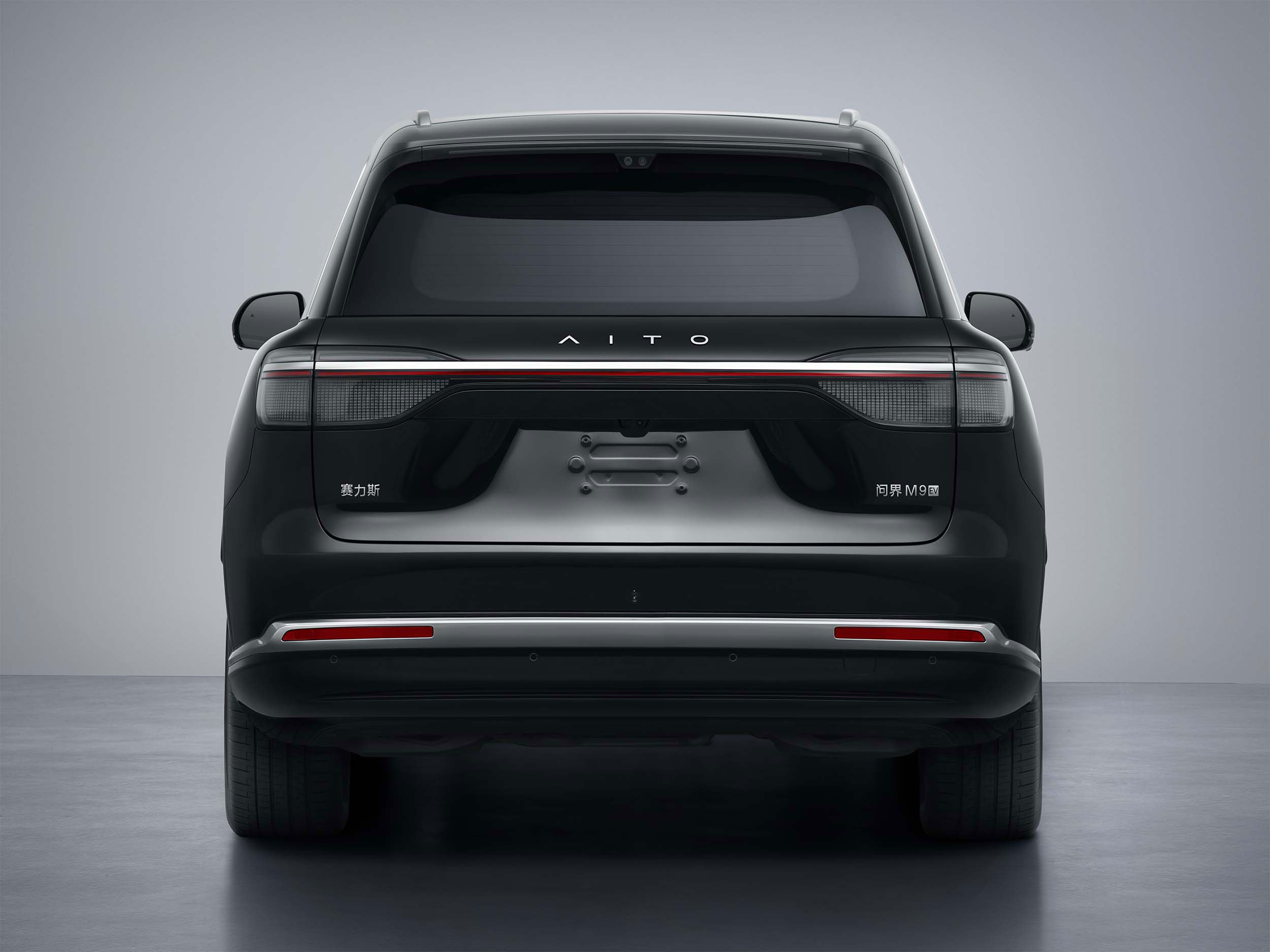 2026款问界M9更长了长度达到了5285mm，宽度突破2米来到了2026mm，