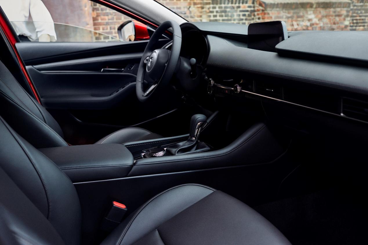 次世代Mazda3昂克赛拉的内饰简洁且富有层次感，放眼车内细节之处，都能感受到它
