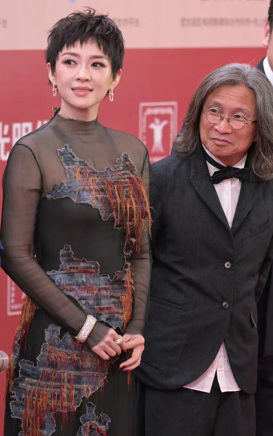 章子怡，真的是个迷！

前段时间还说她老了，
现在短发一剪马上年轻了十几岁！
说