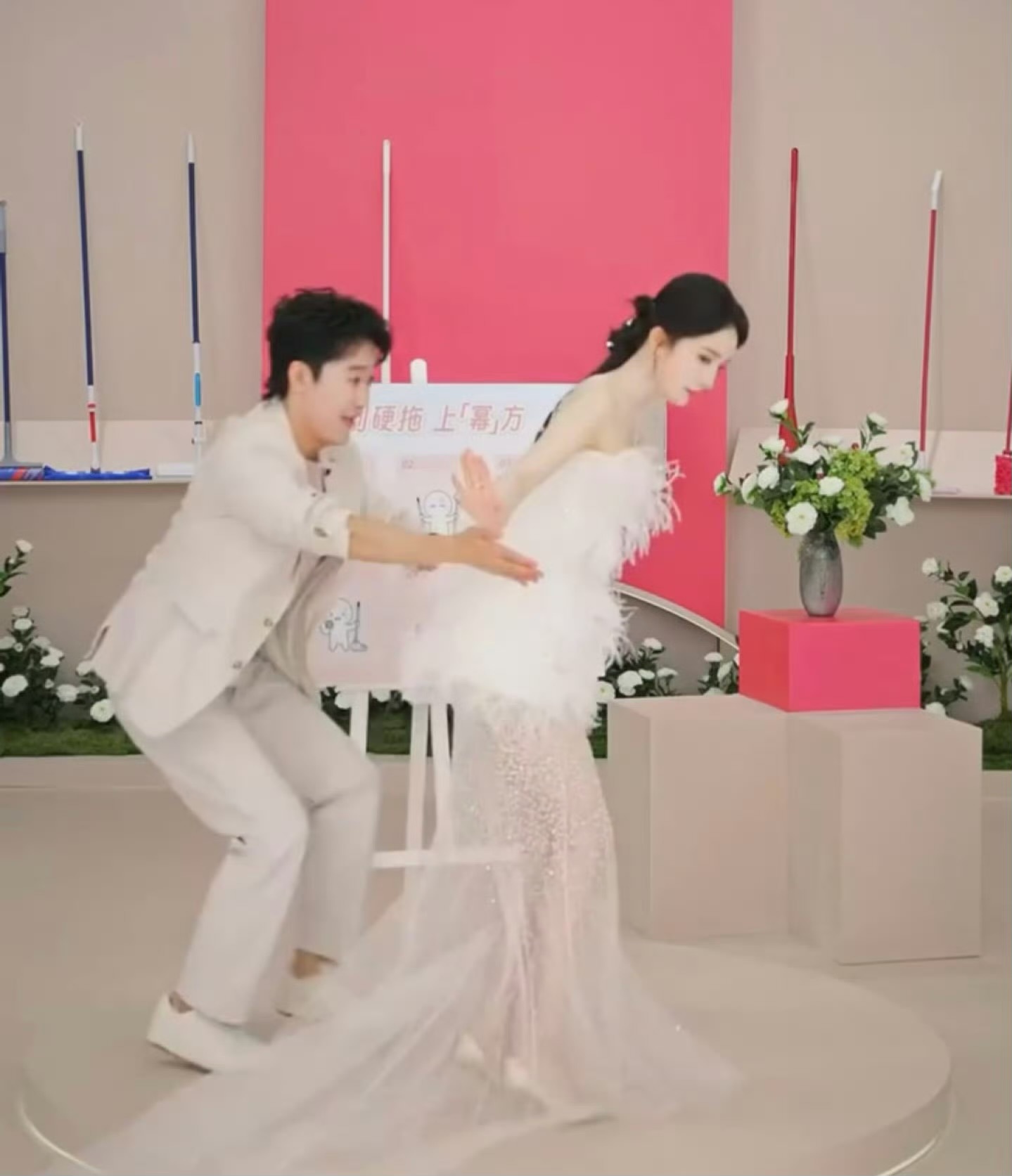 杨幂直播差点滑倒不得不说幂姐的反应里 核心能力超级棒出场差点滑倒都能稳稳站住不过