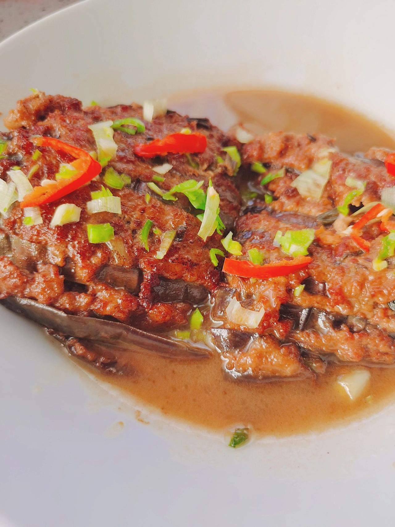 茄子时令蔬菜，最近吃再合适不过了～
鱼香茄盒又是婆婆的一道拿手菜，快手且下饭，非