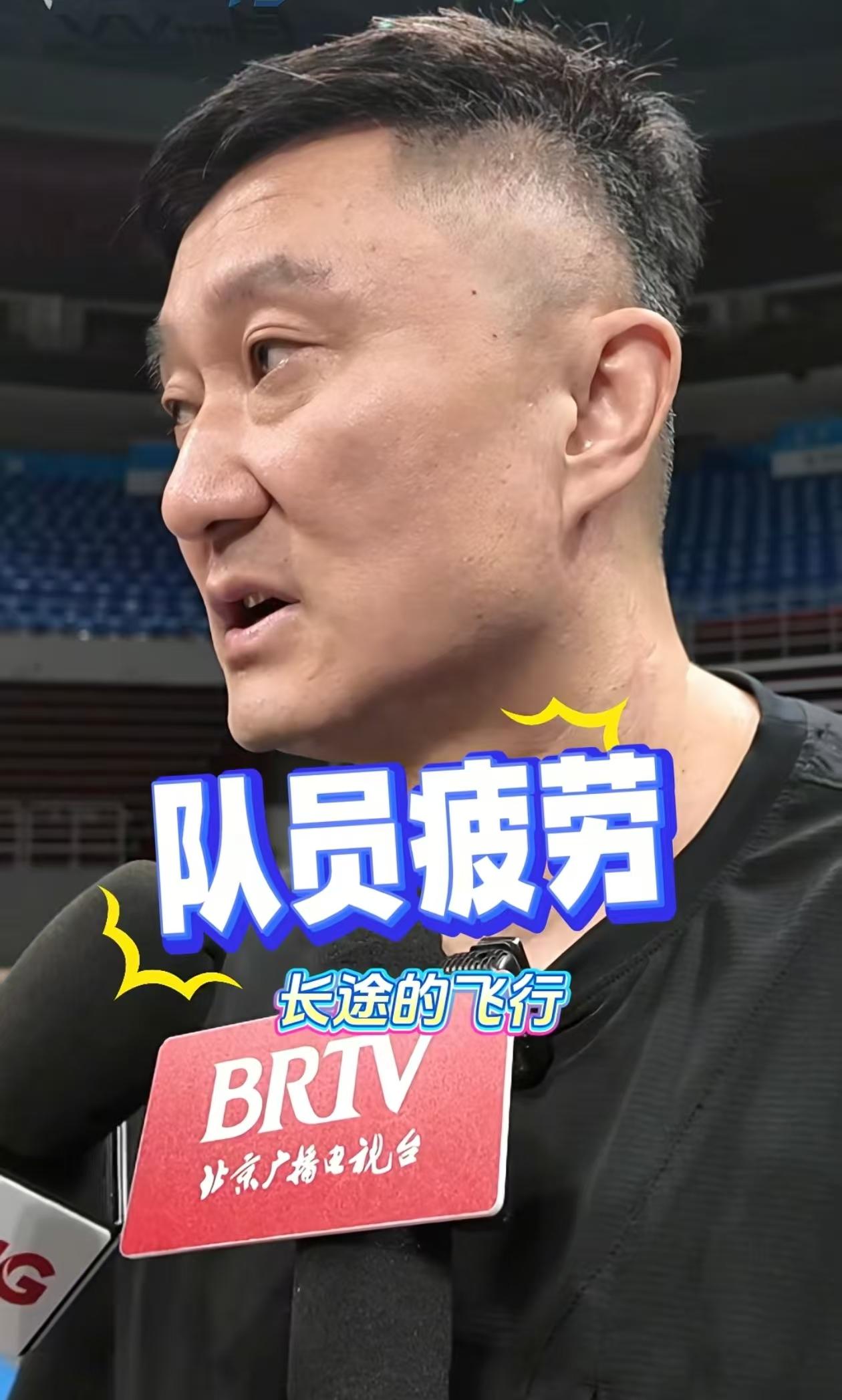 杜锋再次强调球队困难，跟昔日几个弟子谈笑风生，许利民担忧球队慢热
今晚京粤大战即
